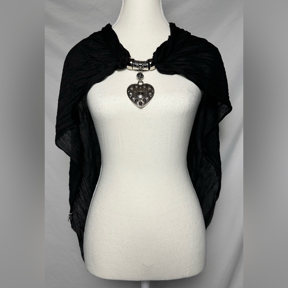 ARTIZAN BY ROBIN BARRE Black Silver Heart Pendant‎ Scarf Shawl